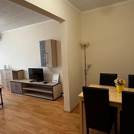 Backstage Apartment Gyor Bagian luar foto