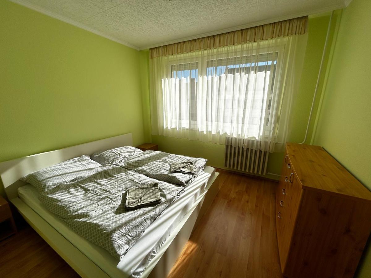 Backstage Apartment Gyor Bagian luar foto