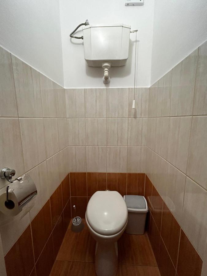 Backstage Apartment Gyor Bagian luar foto