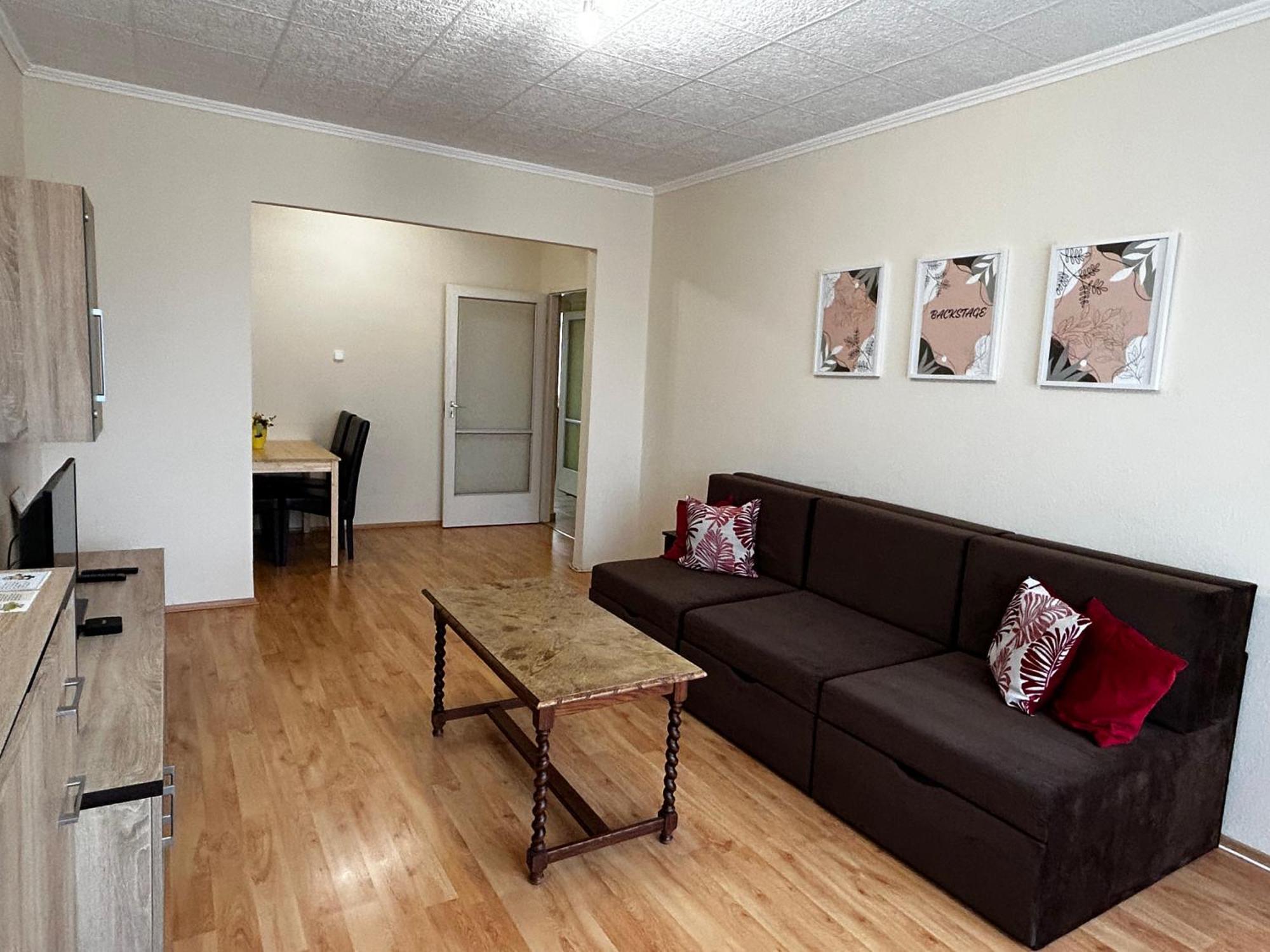 Backstage Apartment Gyor Bagian luar foto